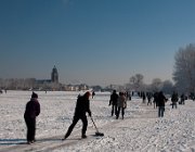 Schaatsen op de uiterwaarden, Deventer  (c) Henk Melenhorst : Deventer toren, sneeuw, winter, schaatsen